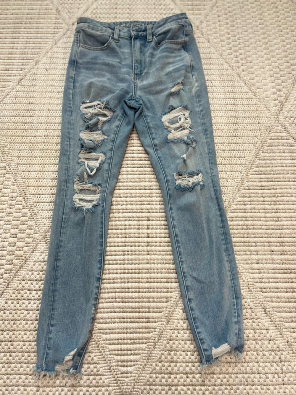 American Eagle Super Hi-Rise Jegging Distressed Light Wash 360 Stretch 2 Short ✨